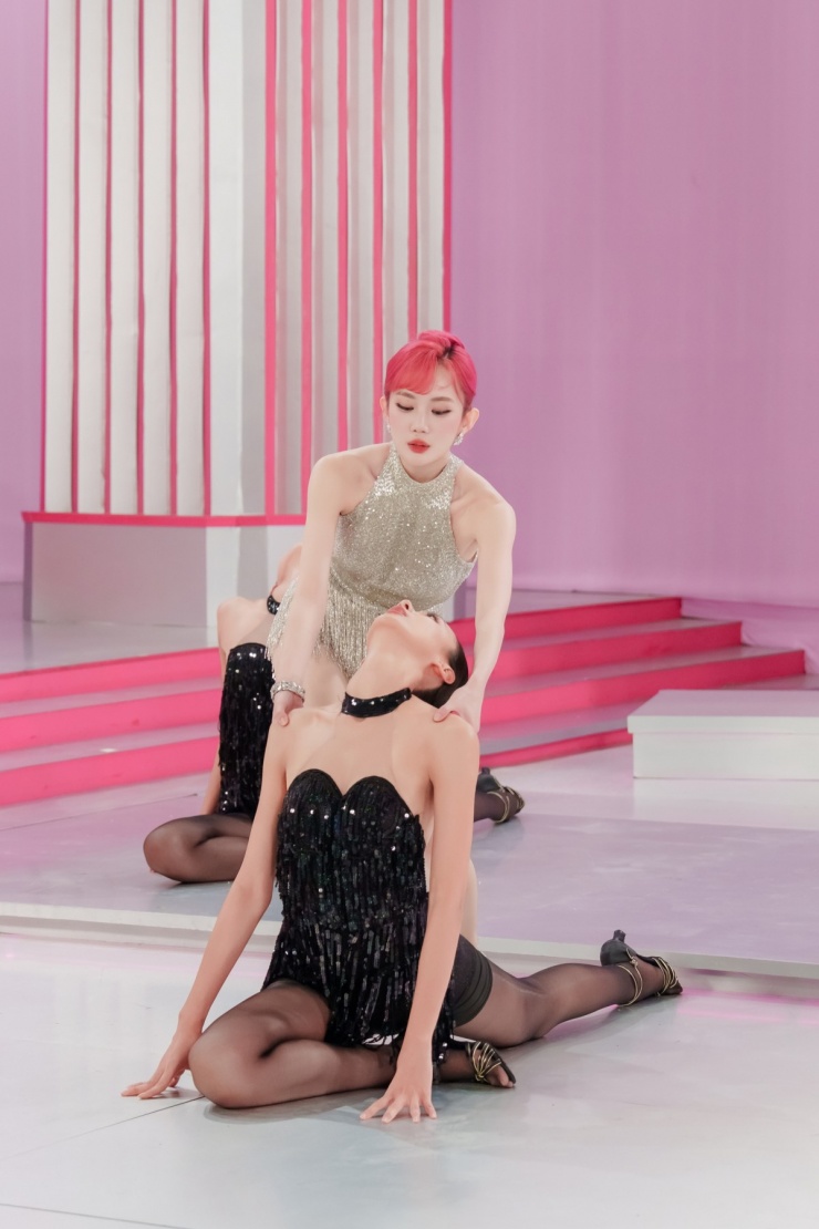 Vũ Mỹ Ngân thường bị đánh giá chuyển động chưa linh hoạt, tạo dáng tay, chân thô cứng. Sau lớp học, cô cải thiện các động tác mềm mại hơn.