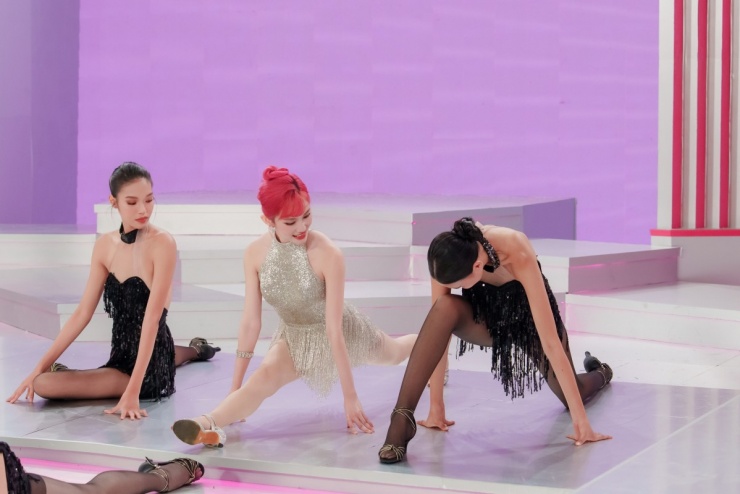 Động tác xoạc chân làm khó nhiều thí sinh mới làm quen với bộ môn.