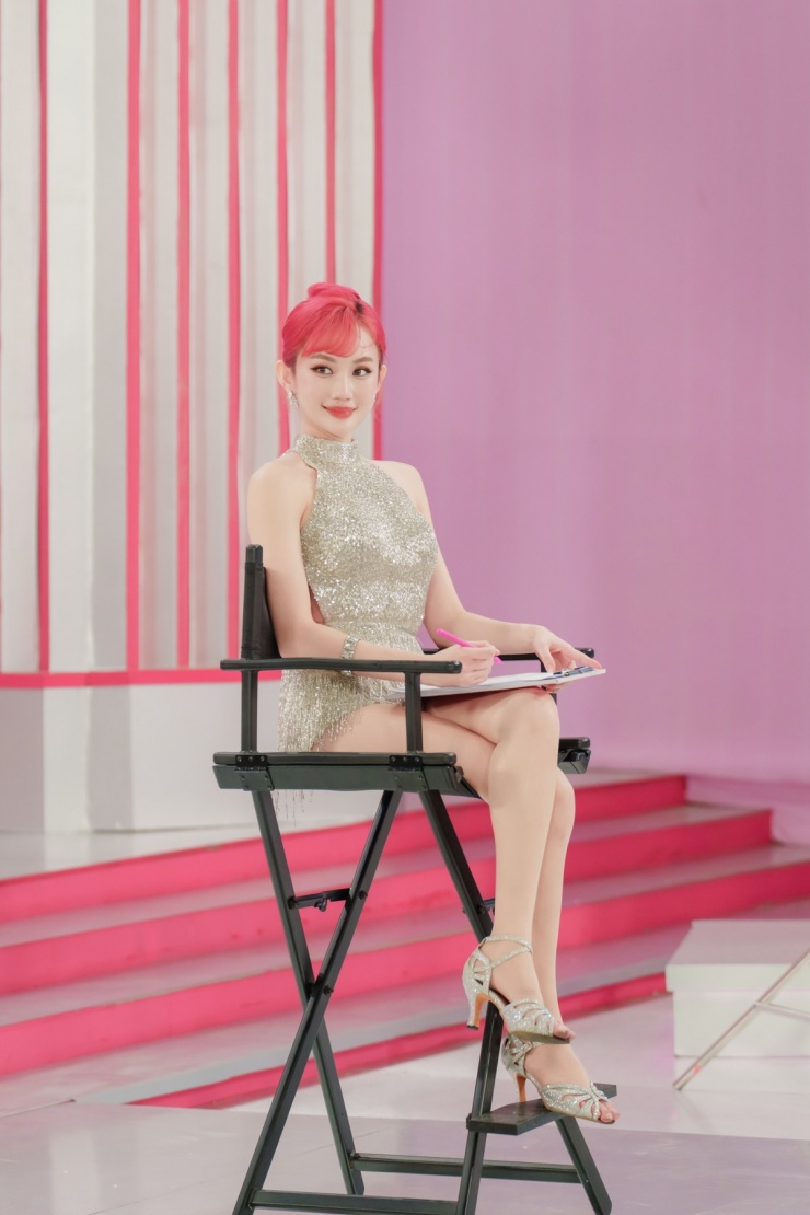 Ngoài việc hướng dẫn các thí sinh trong lớp học Master Class, Hoàng Mỹ An còn đồng hành cùng top 7 khi thực hiện thử thách, giúp họ có các dáng pose uyển chuyển hơn.