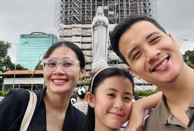 Diễn viên Thanh Hiền (vợ cũ Gia Bảo) cùng bạn trai đưa bé Grammy dạo chơi, chụp ảnh ở trung tâm TP HCM.