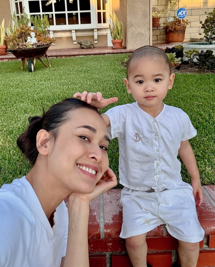 Dương Mỹ Linh mộc mạc, giản dị bên con trai.