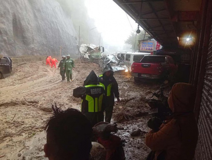 Sạt lở nghiêm trọng tại Philippines do siêu bão Ragasa. Ảnh: Reuters