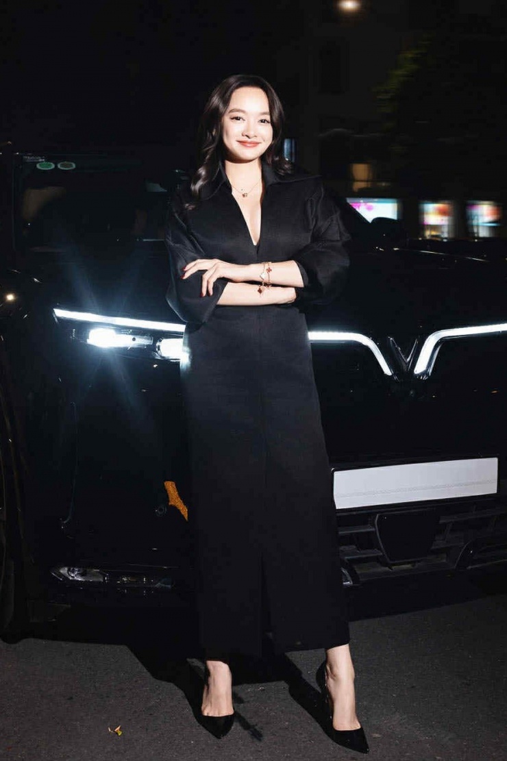 Những khi diện đầm lộ giày, Kaity Nguyễn thường chọn các thiết kế có độ dốc cao, mũi nhọn để thêm phần thanh thoát.