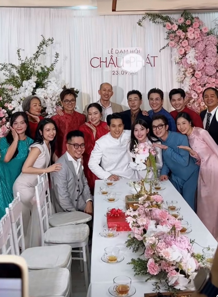 Lễ dạm ngõ của Quỳnh Châu và doanh nhân Nguyễn Ngọc Phát diễn ra tại nhà riêng của á hậu ở phường An Khánh, TP HCM. Buổi lễ được tổ chức riêng tư, ấm cúng, chỉ có gia đình và một số bạn bè thân thiết của đôi uyên ương tham dự.