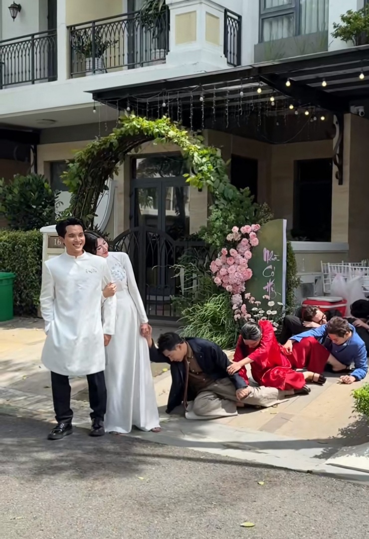 Hội bạn thân còn hài hước tạo dáng, diễn màn 'níu tay cô dâu cướp chú rể' trước cổng nhà Quỳnh Châu.