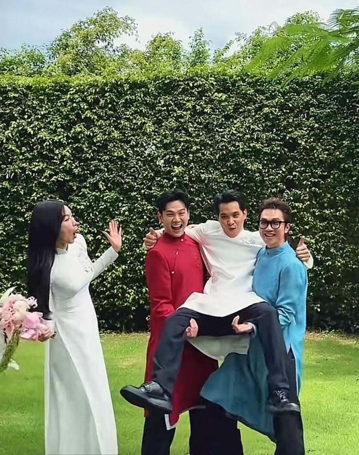 Doanh nhân Ngọc Phát bị bạn bè trêu đùa, nhấc bổng sau khi hoàn thành nghi thức dạm ngõ theo phong tục truyền thống. Quỳnh Châu thích thú reo hò bên cạnh.