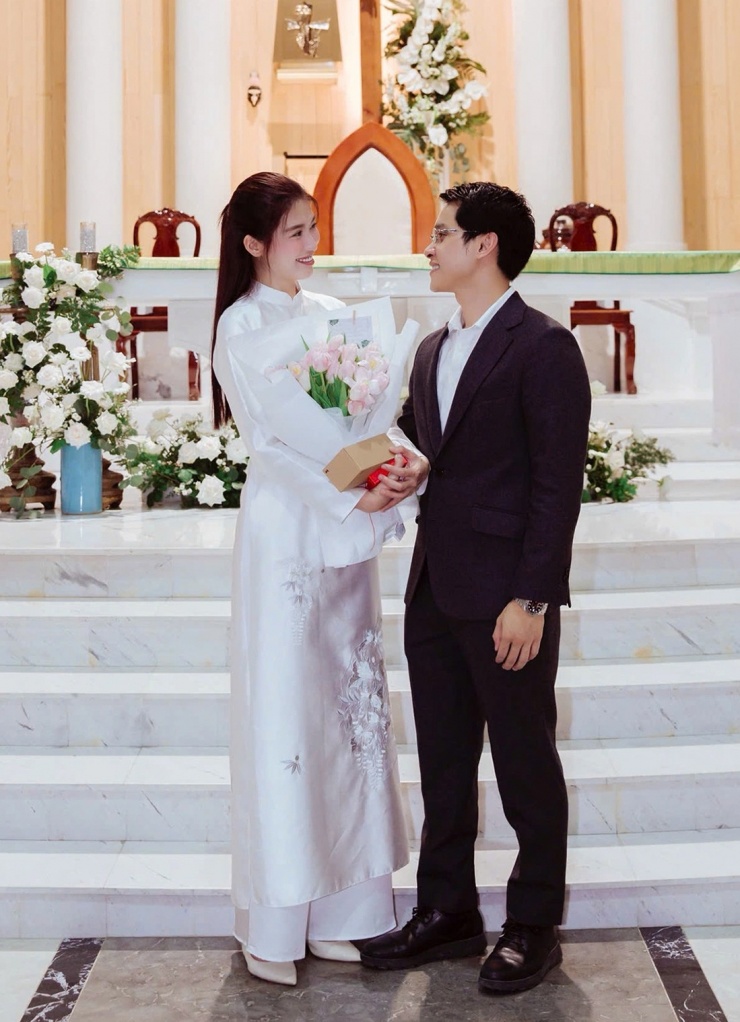 Trước đó, Quỳnh Châu và bạn trai thực hiện lễ rửa tội tại nhà thờ, hồi tháng 8.