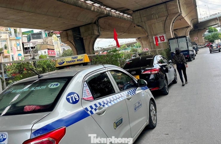 ‘Đóng’ bãi xe dưới gầm cầu, nhiều ô tô tràn ra đường vì 'khát' điểm đỗ - 5