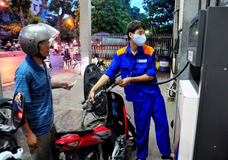 Giá xăng ngày mai có thể quay đầu đi xuống. Ảnh: Nam Khánh