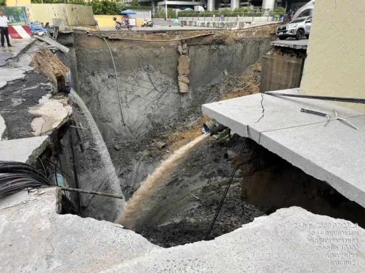 Hố sụt trước cửa bệnh viện Vajira (Bangkok, Thái Lan) hôm 24-9. Ảnh: THE NATION