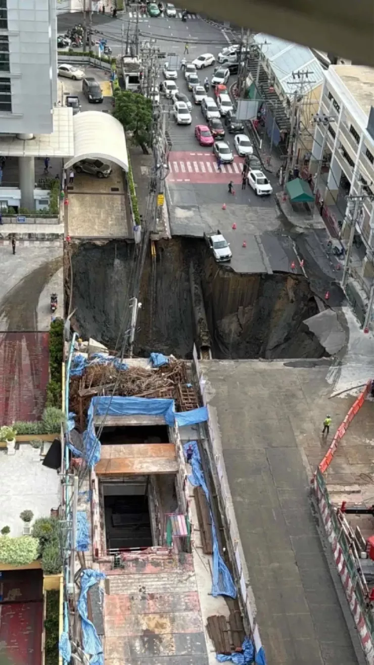 Hố sụt trước cửa bệnh viện Vajira (Bangkok, Thái Lan) hôm 24-9. Ảnh: THE NATION