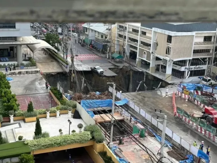 Hố sụt trước cửa bệnh viện Vajira (Bangkok, Thái Lan) hôm 24-9. Ảnh: THE NATION