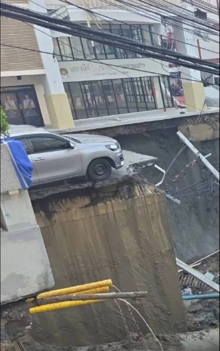 Hố sụt trước cửa bệnh viện Vajira (Bangkok, Thái Lan) hôm 24-9. Ảnh: THE NATION