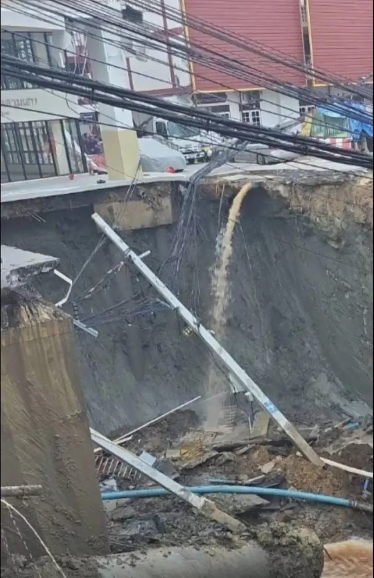 Cột điện rơi xuống hố sụt trước cửa bệnh viện Vajira (Bangkok, Thái Lan) hôm 24-9. Ảnh: THE NATION