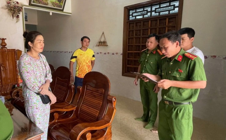 Công bố lệnh giữ người trong trường hợp khẩn cấp đối với Nguyễn Thị Kim Hồng. Ảnh: CSHS.