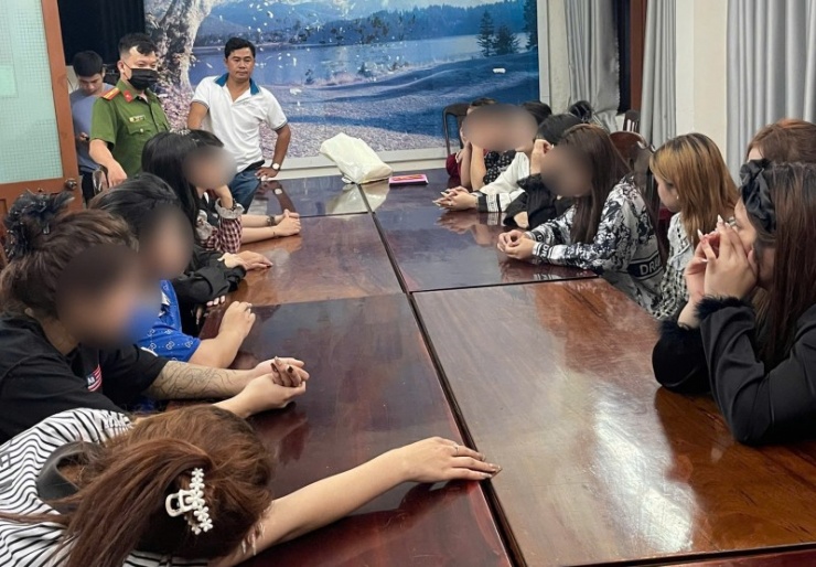 14 cô gái được đưa về cơ quan Công an để xác minh, làm rõ hành vi môi giới mại dâm của Nguyễn Thị Kim Hồng. Ảnh: CSHS.