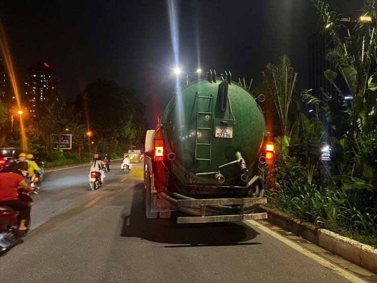 Xe bồn đổ trộm chất thải.