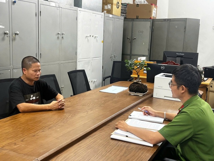 Đối tượng tại cơ quan công an.