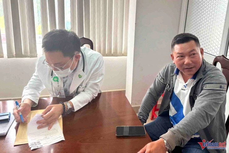 Anh Nguyễn Văn Nam (phải), đã 2 lần tán sỏi nhưng không hiệu quả. Ảnh: Hải Dương