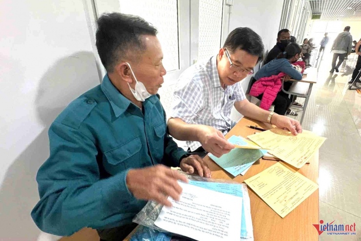 Ông Hồ Xuân Thường (áo xanh) đã 3 lần tán sỏi nhưng vẫn không khỏi bệnh. Ảnh: Hải Dương