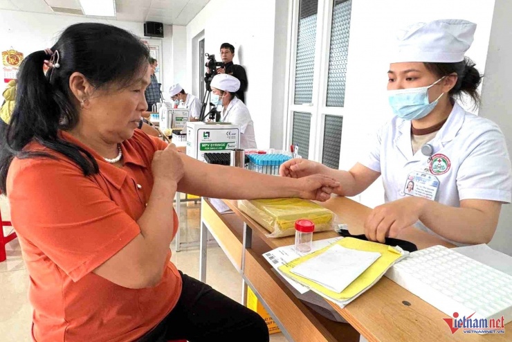 Bà Trần Thị Quế (trái) cho biết tán sỏi xong vẫn còn sỏi. Ảnh: Hải Dương