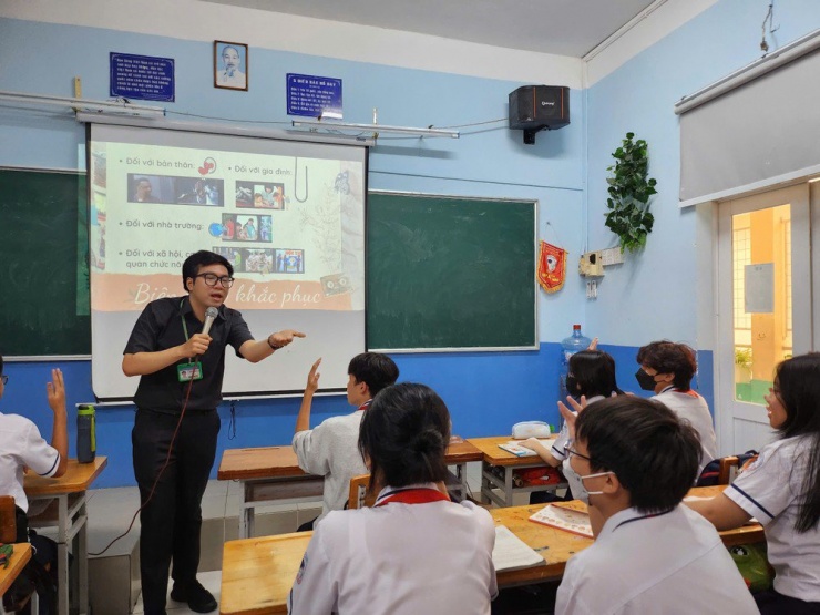 Thầy Võ Kim Bảo, giáo viên Trường THCS Nguyễn Du, phường Bến Thành, TP.HCM, trong một giờ học. Ảnh: NGUYỄN QUYÊN
