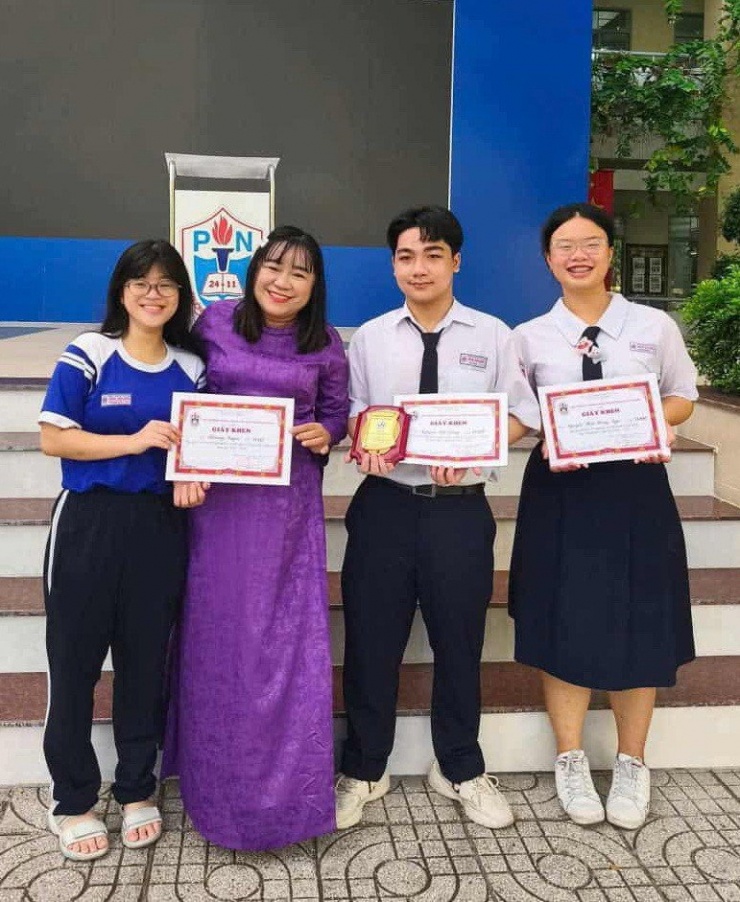 Cô Nguyễn Thị Hà Diễm cùng với học trò của mình. Ảnh: NGUYỄN QUYÊN