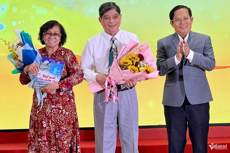 NSƯT Ngọc Khanh và nhạc sĩ Nguyễn Văn Sanh nhận hoa từ ông Tô Đình Tuân - Tổng Biên tập Báo Người Lao Động.&nbsp;