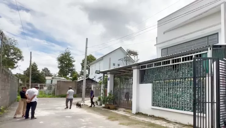 Căn nhà của ông T xây nhầm trên đất bà Thảo.