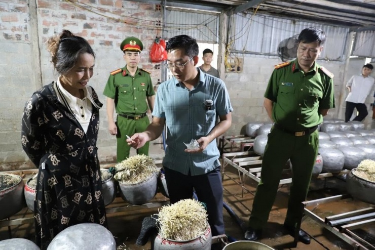 Lực lượng chức năng làm việc với chủ cơ sở. (Ảnh CAHT).