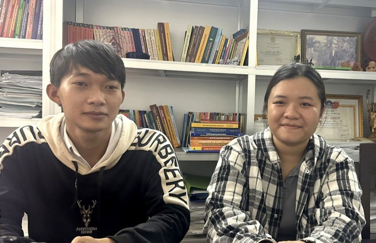 Vợ chồng anh Kiệt vui mừng lúc được đề nghị miễn chấp hành án. Ảnh: H.H