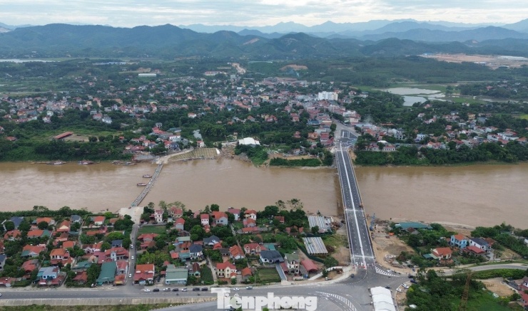 Tại cầu phao Phong Châu những ngày cuối cùng này, cán bộ chiến sĩ Lữ đoàn 249, Binh chủng Công binh vẫn miệt mài hỗ người dân qua cầu an toàn. Đứng chỉ huy cán bộ, chiến sĩ thực hiện nhiệm vụ hỗ trợ người dân qua sông, Thượng tá Đào Văn Hưng, Phó Lữ đoàn trưởng Lữ đoàn 249 cho biết, ngày 28/9, cầu Phong Châu khánh thành, thông xe, cầu phao Phong Châu dừng hoạt động. Đơn vị sẽ bảo dưỡng, sửa chữa thiết bị và đến giữa tháng 10/2025 tổ chức rút quân về đơn vị.