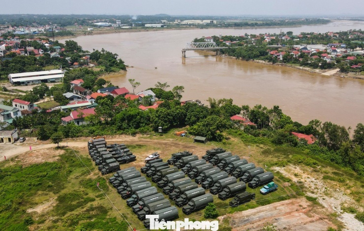 Nói về hành trình giúp dân qua sông Hồng, Thượng tá Đào Văn Hưng cho biết, ngày 9/9/2024, cầu Phong Châu trên quốc lộ 32C bất ngờ bị sập. Tuyến giao thông huyết mạch nối khu vực Tây Bắc với đồng bằng hoàn toàn bị tê liệt. Hàng nghìn người dân và phương tiện phải đi đường vòng hàng chục cây số, gây ách tắc và thiệt hại không nhỏ cho kinh tế, đời sống.