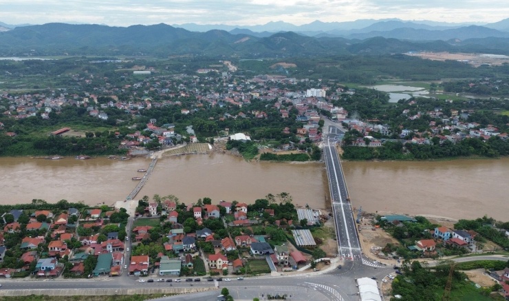 Thượng tá Đào Văn Hưng cho biết, trong gần một năm vận hành, cầu phao Phong Châu đã phục vụ khoảng 15.000 lượt người và phương tiện mỗi ngày, ước tính có hơn 5 triệu lượt qua lại.