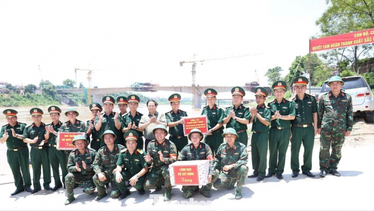 Không chỉ dừng lại ở việc vận hành cầu phao, cán bộ, chiến sĩ Lữ đoàn 249 còn đồng hành cùng nhân dân trong nhiều hoạt động xây dựng nông thôn mới, văn hóa, văn nghệ... Ông Cao Bộ Sơn, xã Tam Nông khẳng định: “Tinh thần trách nhiệm và sự tận tụy của các anh bộ đội đã để lại ấn tượng rất đẹp trong lòng dân. Các anh thực sự đã làm được điều quý giá nhất mà người dân vẫn thường nói "bộ đội đi dân nhớ, ở dân thương". Trong ảnh, Thủ tướng Phạm Minh Chính thăm, tặng quà cho cán bộ chiến sỹ tham gia vận hành cầu.