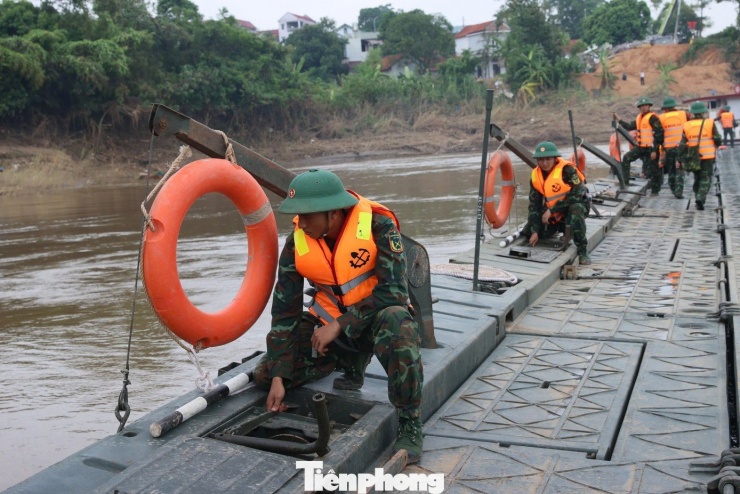 Nhìn lại chặng đường vừa qua, Đại tá Nguyễn Đăng Chiến, Trưởng phòng Tuyên huấn Binh chủng Công binh khẳng định: “Cầu phao Phong Châu không chỉ là giải pháp giao thông tạm thời, mà còn là biểu tượng sống động của tình quân – dân gắn bó. Cầu phao này, trong suốt gần một năm, không chỉ nối liền hai bờ, mà còn gắn kết những tấm lòng. Nó minh chứng cho chân lý giản dị nhưng sâu sắc: ở đâu nhân dân cần, ở đó có bóng dáng người lính”.