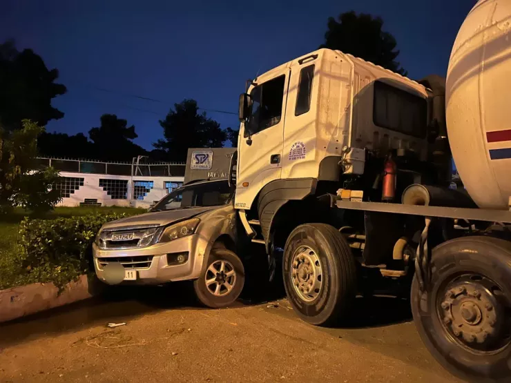 Phát hiện vụ việc, người dân tìm cách đưa tài xế xe bồn ra khỏi cabin nhưng người này đã tử vong. Ảnh: PHẠM HẢI