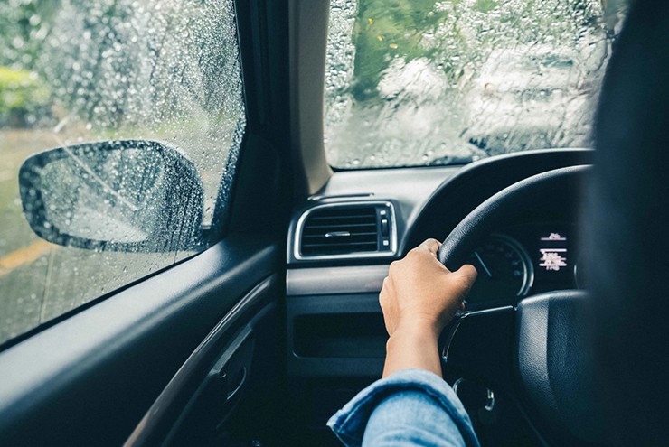 Tuyệt đối tránh lái xe với tốc độ cao, đặc biệt nguy hiểm khi phanh bất ngờ.