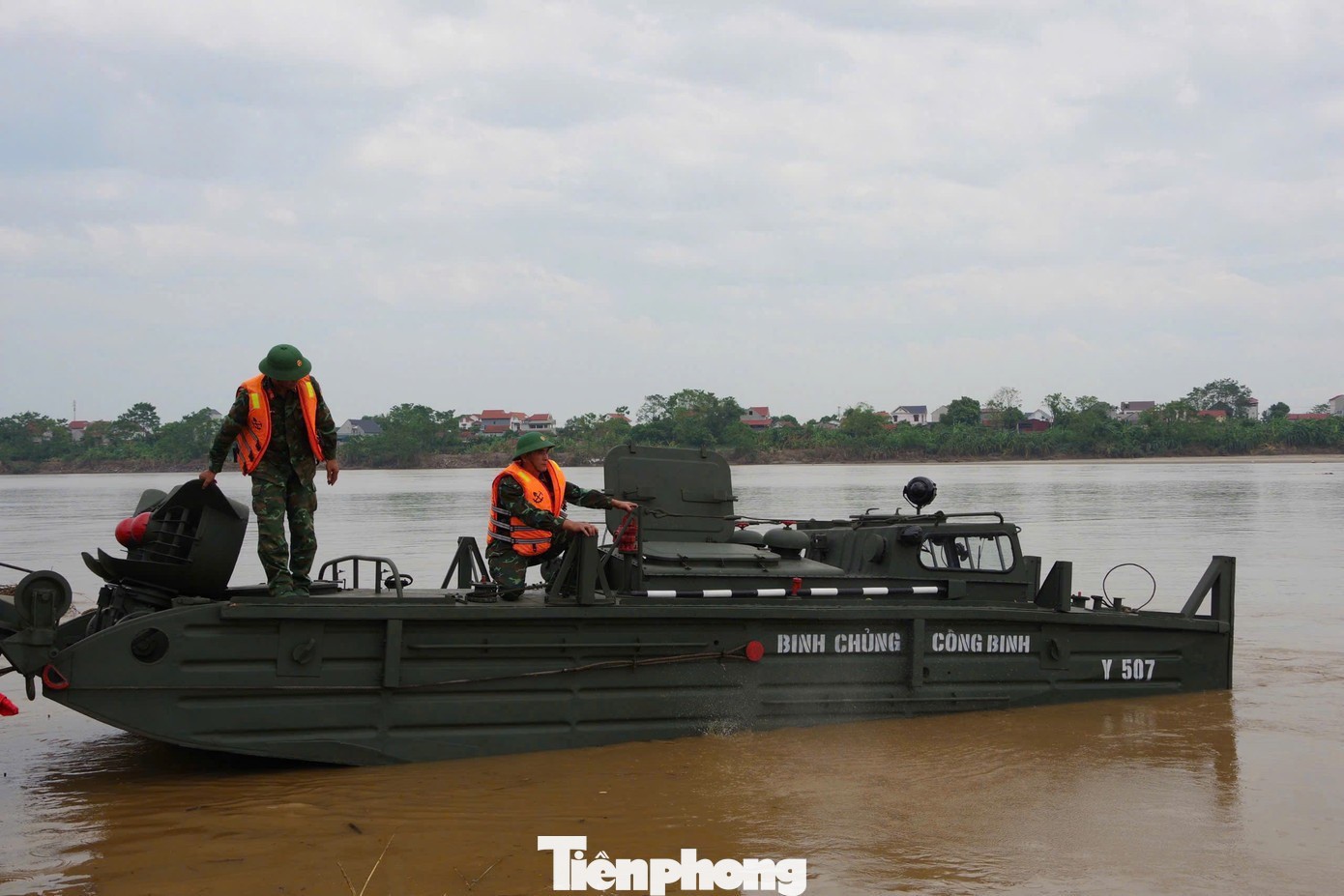 Nhiệm vụ lần này của Lữ đoàn 249 mang ý nghĩa đặc biệt. Cầu phao không chỉ để đảm bảo giao thông tạm thời mà còn giúp người dân rút ngắn quãng đường di chuyển khoảng 30km. Trong bối cảnh địa hình khó khăn, thủy văn phức tạp và thời tiết khắc nghiệt, từng bước chuẩn bị đều đòi hỏi sự kiên trì, bản lĩnh và kỹ thuật cao. Sau 20 ngày chuẩn bị khẩn trương, ngày 29/9/2024, đơn vị chính thức triển khai lắp ghép cầu phao. Chỉ sau 90 phút làm việc liên tục, cầu phao đã hoàn thành, nối liền hai bờ sông, kết nối xã Bản Nguyên và xã Tam Nông. Đúng 6 giờ sáng ngày 30/9/2024, Lữ đoàn 249 tổ chức thông cầu phao, chính thức đưa vào hoạt động, mở lại tuyến đường huyết mạch cho bà con.