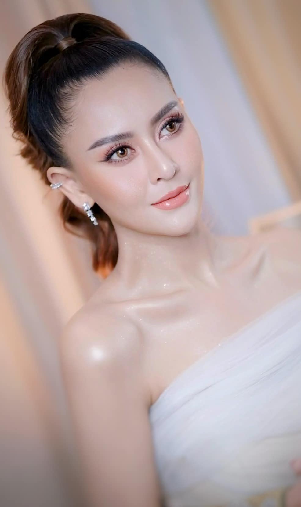 Cô cũng có kinh nghiệm thi sắc đẹp ấn tượng. Lattana Munvilay từng hai lần thi Hoa hậu Hoàn vũ Lào vào các năm 2019 và 2022 nhưng không giành thành tích. Với quyết tâm, trong lần thứ ba quay lại Hoa hậu Hoàn vũ Lào, người đẹp đã chạm tới chiếc vương miện.