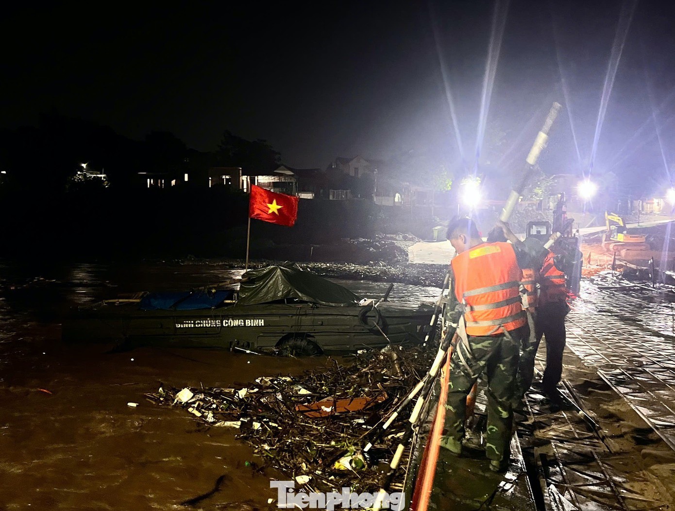 Nhìn lại gần 1 năm thực hiện sứ mệnh đặc biệt của cầu phao Phong Châu - 13
