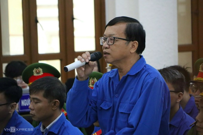 Bị cáo Trần Ngọc Linh, cựu giám đốc EVN Bình Thuận, khai tại phiên toà. Ảnh: Khải Nguyên