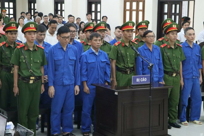 Hơn 20 bị cáo trong ngày đầu phiên xử tại TAND tỉnh Lâm Đồng (cơ sở Bình Thuận cũ), ngày 23/9. Ảnh: Khải Nguyên