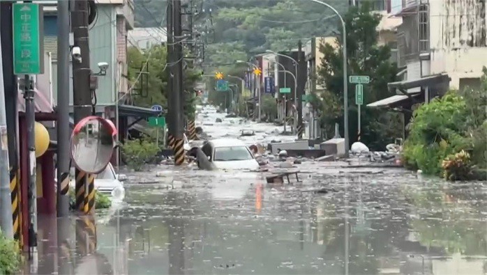 Đường biến thành sông. Ảnh: TTV News