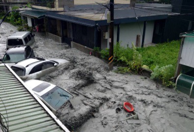 Xe cộ bị cuốn trôi và dồn thành đống. Ảnh: ETtoday