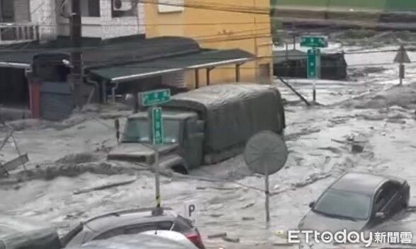 Lũ lụt tràn vào thị trấn Quang Phục. Ảnh: Ettoday