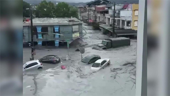 Nước bùn tràn vào thị trấn Quang Phục (huyện Hoa Liên), cảnh tượng trông như bị sóng thần tấn công. Ảnh: TTV News