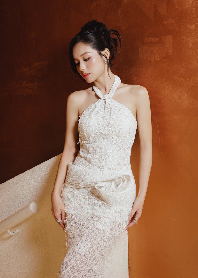 Trước khi là một diễn viên chuyên nghiệp, Trâm Anh là một người mẫu ảnh. Cô từng là Á quân của cuộc thi The Face 2018 và là học trò cưng của Minh Hằng.