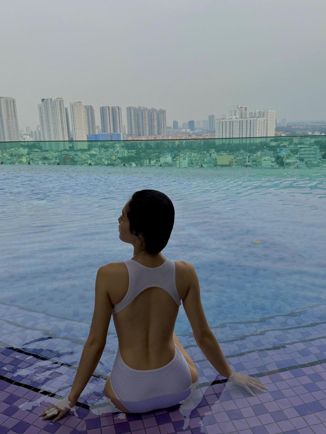 Người đẹp khoe bờ lưng ong gợi cảm, quyến rũ.