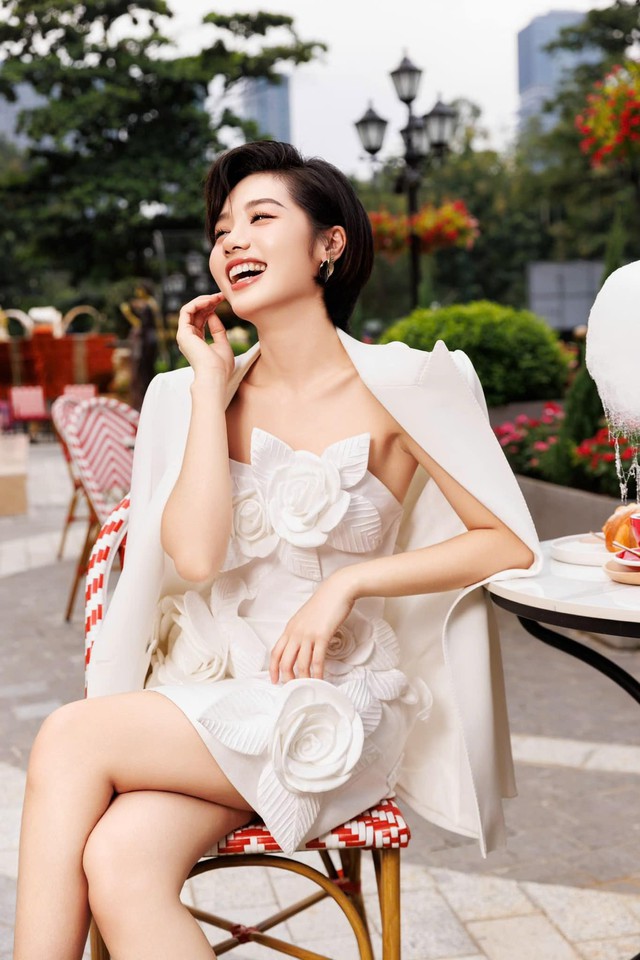 Hay trong một trang phục màu trắng nhẹ nhàng, cô cũng nổi bật giữa đám đông.